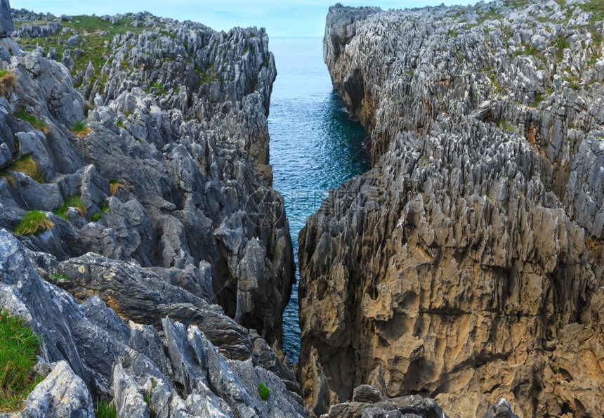 Biscay湾夏季岩石海岸风景西班牙阿斯图里亚卡曼戈附近图片