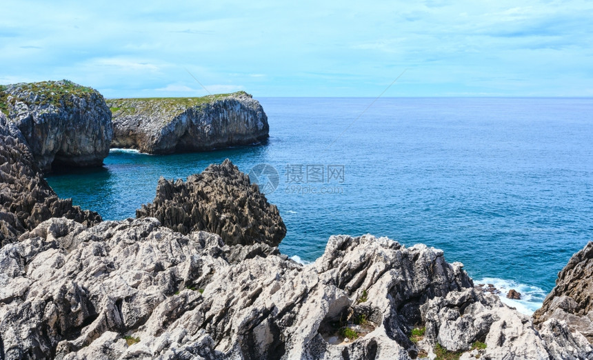 Biscay湾夏季岩石海岸风景西班牙阿斯图里亚卡曼戈附近图片