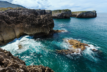 Biscay湾夏季岩石海岸风景西班牙阿斯图里亚卡曼戈附近图片