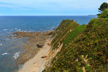 夏季大西洋海岸包括Churin海滩和岩石层高清图片