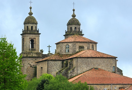 西班牙圣地亚哥德孔波斯特拉旧金山教堂的两座钟楼图片