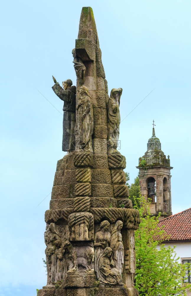圣地亚哥德孔波斯特拉西班牙旧金山教堂旁的阿西雕塑方济各会图片