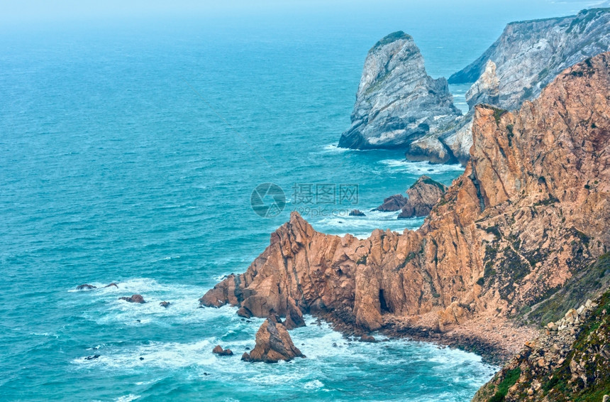 在多云的天气下大西洋海岸巨石和悬崖葡萄牙罗卡角波达的景象图片
