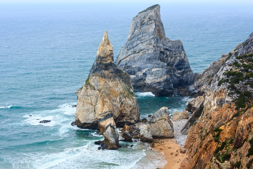 在多云的天气下大西洋海岸巨石和悬崖葡萄牙罗卡角波达的景象图片