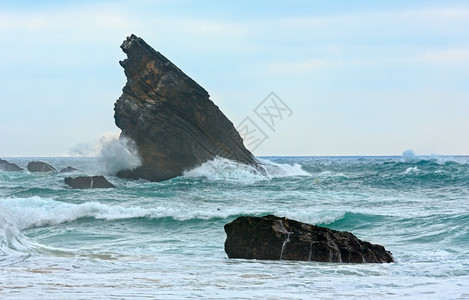 葡萄牙罗卡角波达附近的多云天气下大西洋海岸观察巨石和海崖图片