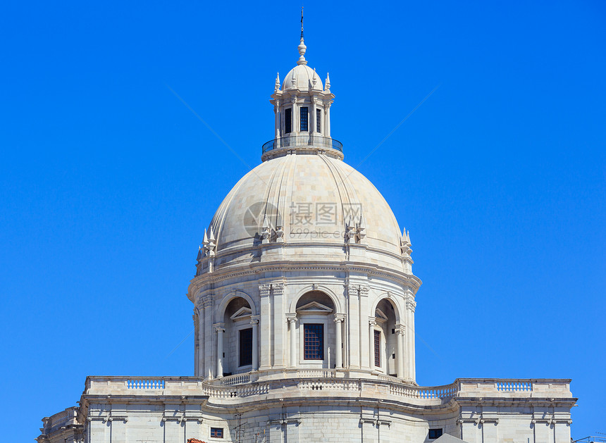 圣恩格拉西亚教堂屋顶17世纪蓝天背景葡萄牙里斯本图片