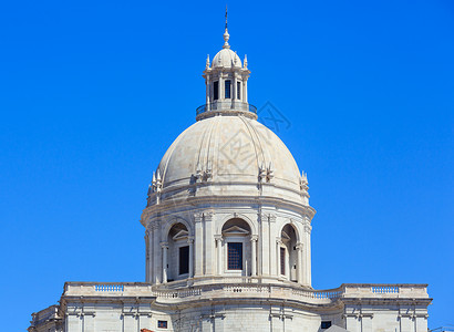 圣恩格拉西亚教堂屋顶17世纪蓝天背景葡萄牙里斯本高清图片