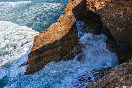 葡萄牙阿摩雷拉海滩附近的大西洋海岩石岸图片