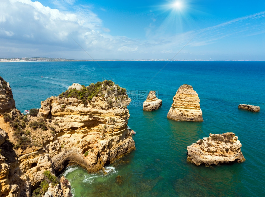 海岸线PontadaPiedadeLagosAlgarve葡萄牙上方岩石层PontaPiedade葡萄牙上的阳光人们无法辨认图片