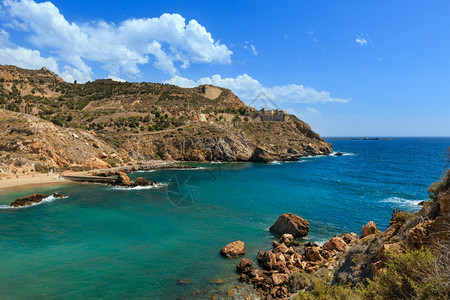 夏季岩石海岸与滩靠近卡塔赫纳科斯布兰卡西班牙相望所有人都得不到承认图片