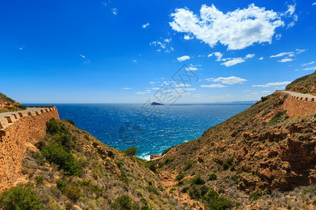 地中海岸景观和公路夏季贝尼多姆附近布兰卡岛阿利坎特西班牙图片