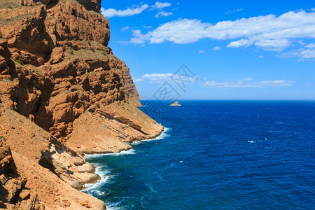 地中海夏季洋岩石岸景观贝尼多姆附近布兰卡岛阿利坎特西班牙图片