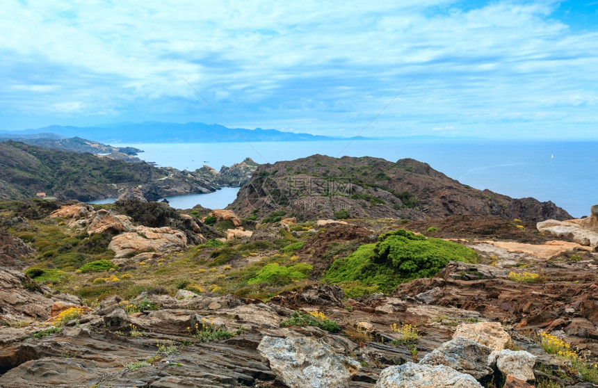 西班牙加泰罗尼亚CostaBrava的Creus角地中海岩石岸夏季风景图片