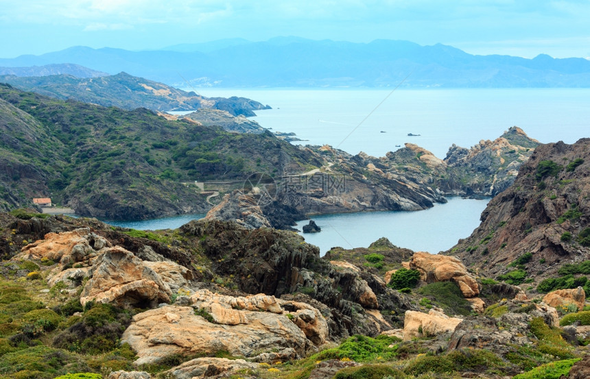 西班牙加泰罗尼亚CostaBrava的Creus角地中海岩石岸夏季风景图片