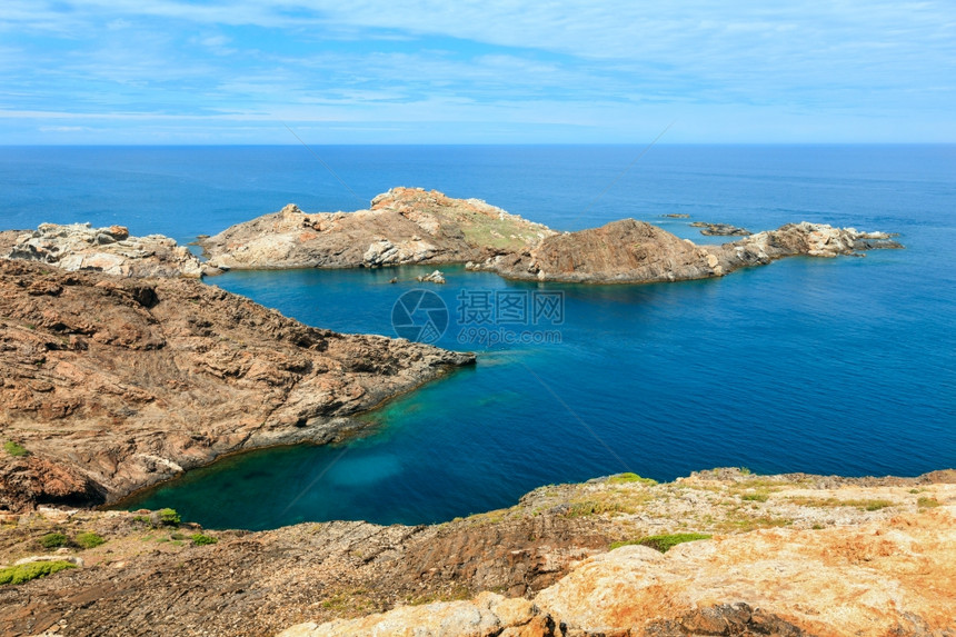 西班牙加泰罗尼亚CostaBrava的Creus角地中海岩石岸夏季风景图片