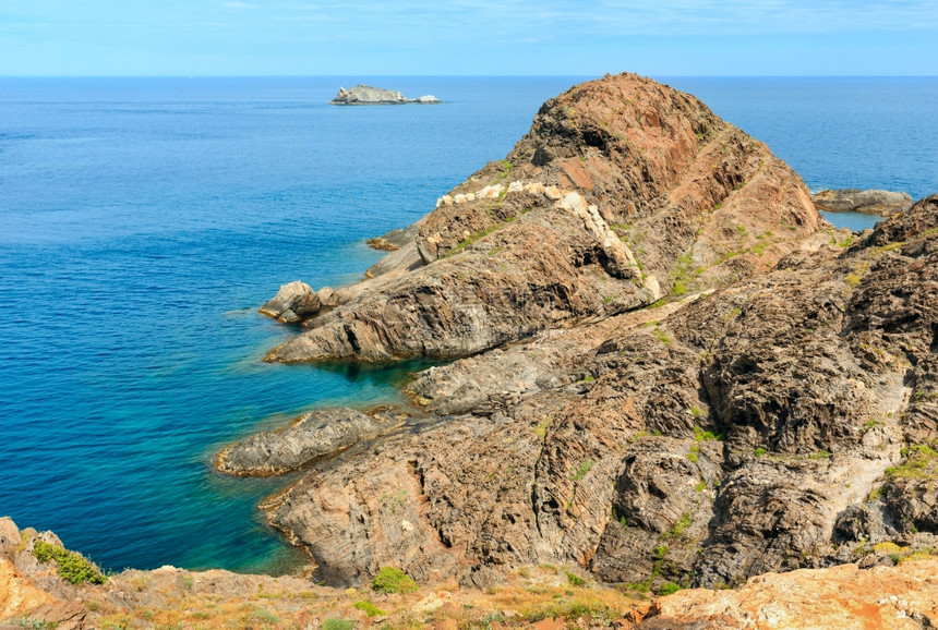 西班牙加泰罗尼亚CostaBrava的Creus角地中海岩石岸夏季风景图片