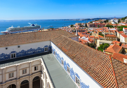 从葡萄牙里斯本的修道院屋顶看海景和城市色所有人都无法辨认图片