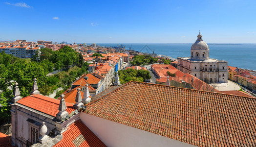 葡萄牙里斯本修道院屋顶的海景和城市色图片