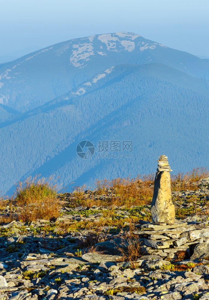 夏晨喀尔巴阡山顶景色来自Ihrovets山乌克兰Gorgany的石峰顶图片