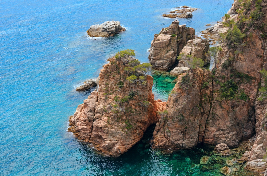 夏季海洋岩石岸景观西班牙图片