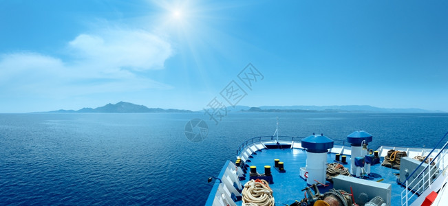 从渡轮到Zakynthos希腊的夏季海上阳光观望全景图片