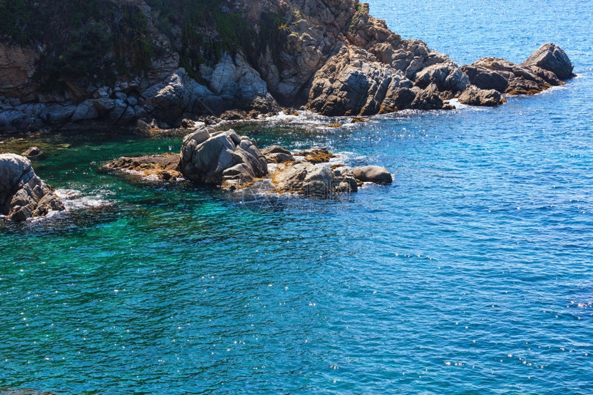 夏季海洋岩石岸观测水面有阳光明媚的火花西班牙图片