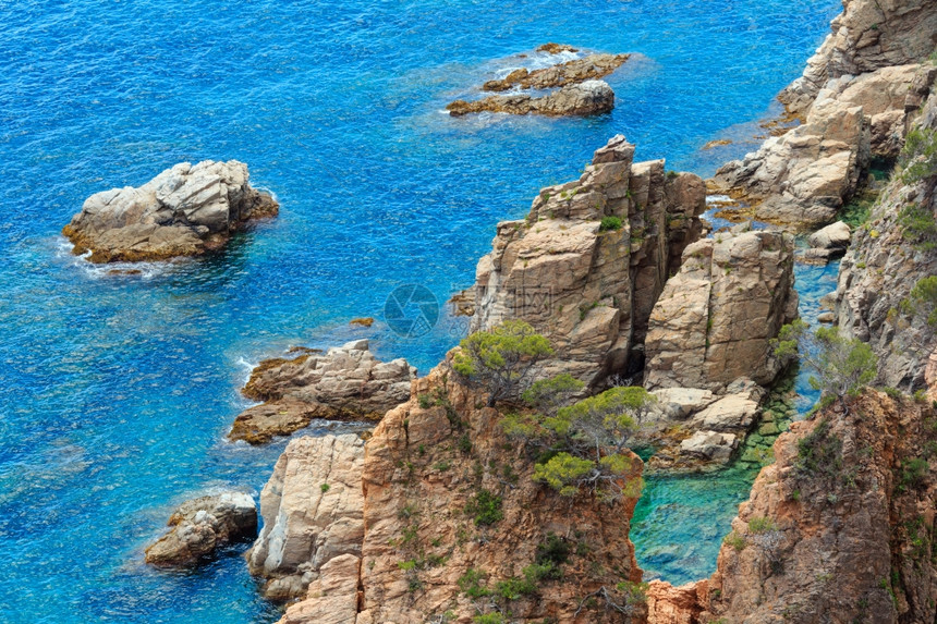 夏季海洋岩石岸景观西班牙图片