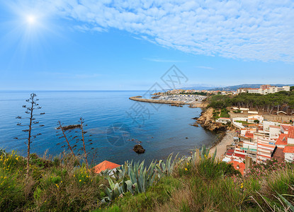 Palamos港西班牙夏季阳光明媚的海上岸线午风景图片