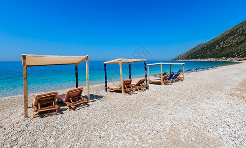 夏季早上沙滩带水和阳光床阿尔巴尼亚图片