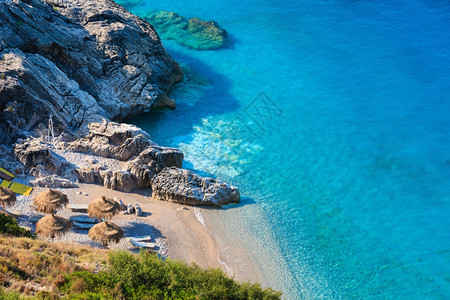 夏季早晨爱奥尼亚海滨和滩有透明的平面水阿尔巴尼亚背景
