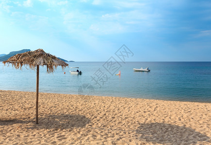 夏季早晨桑迪特里斯蒂尼卡海滩景观西托尼亚查基迪基希腊图片