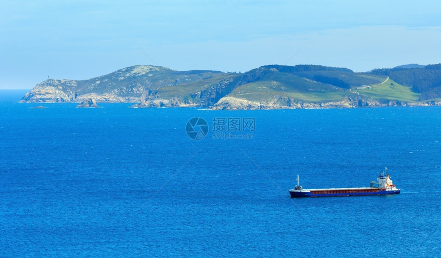 渡船和大西洋夏季海岸线景观西班牙加利亚图片