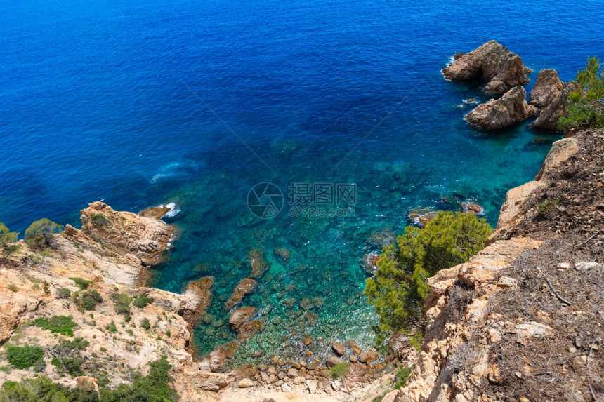 夏季海洋岩石岸景观西班牙图片