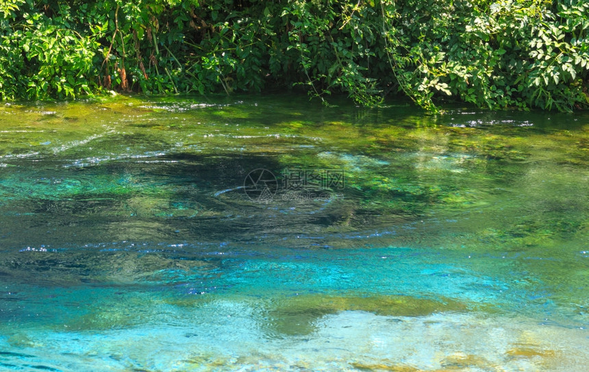 蓝眼泉水有清晰的蓝色夏季水景阿尔巴尼亚弗罗州的穆津附近图片