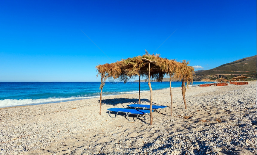 夏季清晨带防晒霜和树冠的小海滩阿尔巴尼亚博什图片