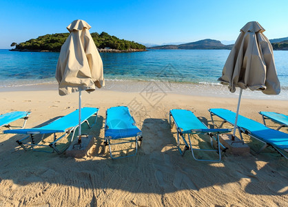 夏晨沙滩子Ksamil海滩带防晒床和遮阳罩阿尔巴尼亚图片