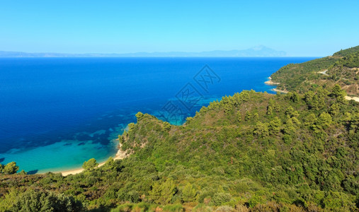 爱琴海岸风景与迷雾中的阿托斯山半岛希腊迦勒基迪图片