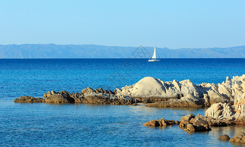 白垩状爱琴海岸风景与平面水背景