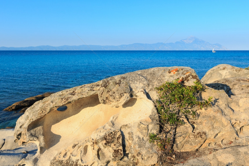 爱琴海岸风景和阿多斯山半岛的雾色来自橙海滩锡托尼亚恰基迪希腊图片
