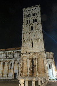 卢卡意大利中部托斯卡纳城市夜景圣米歇尔教堂罗马天主教大教堂图片
