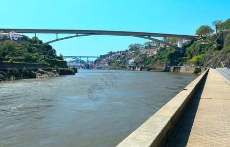 葡萄牙多罗河上空波PontedoInfante和DomLuisI的桥背景图片