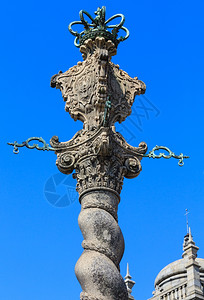 蓝天背景的中世纪药片位于葡萄牙波多大教堂前方广场图片
