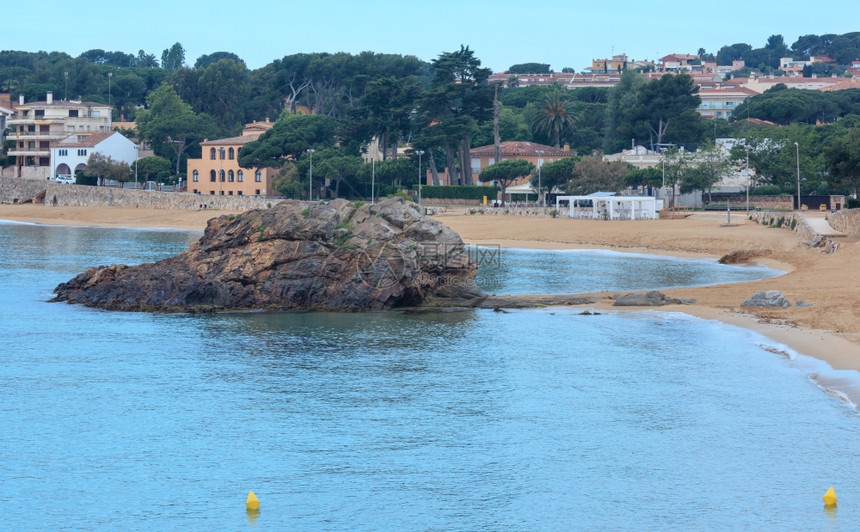 拉福斯卡海滩夏季景观与岩层帕拉莫斯吉罗纳布拉瓦海岸西班牙图片