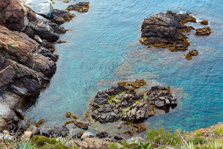 西班牙科斯塔布拉瓦的上空夏季岩石海岸风景图片