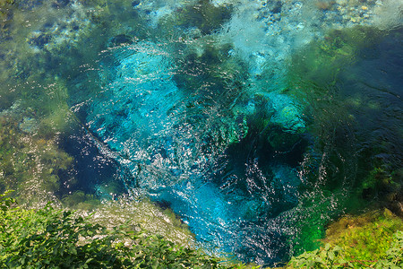 蓝眼泉水有清晰的蓝色夏季水景靠近阿尔巴尼亚Vlore县的Muzine图片