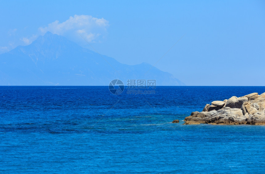 爱琴海海岸景观碧蓝海水和雾中的阿索斯山从卡里迪海滩Chalkidiki希腊观看图片