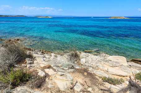 爱琴海海岸景观与透明的水卡里迪海滩附近的看法查基迪基希腊图片