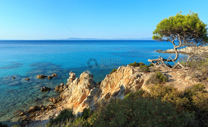 爱琴海岸风景与水的平面在MegaPortokali海滩附近锡托尼亚Chalkiki希腊图片