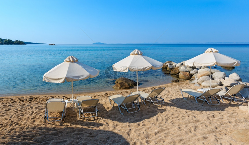夏晨沙滩带防晒床和遮阳罩迦勒基迪希腊图片