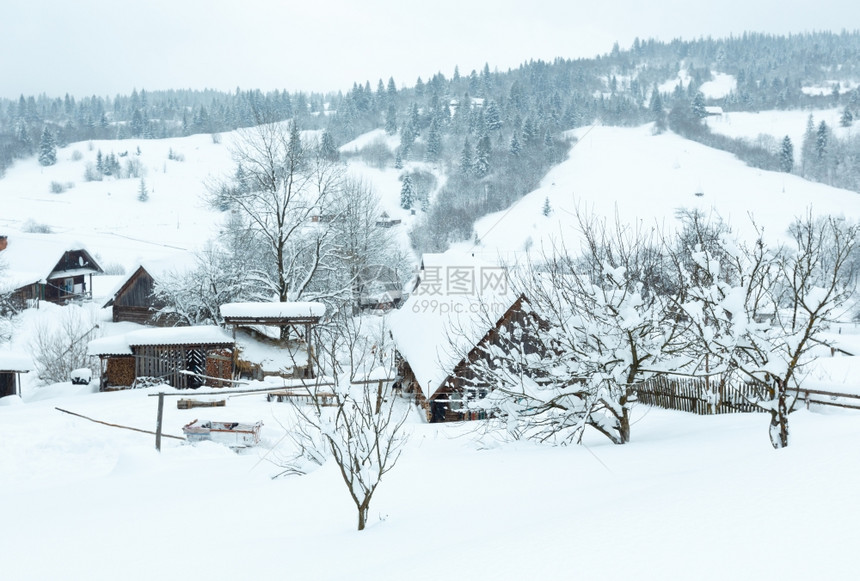 冬季山村乌克兰喀尔巴阡山脉的风景图片